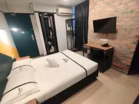 스마일 호텔 C180 체라스 셀라탄