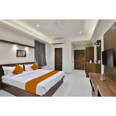 Hotel Sparsh Inn - Chandkheda Отели рядом с достопримечательностью «The Adalaj Stepwell»