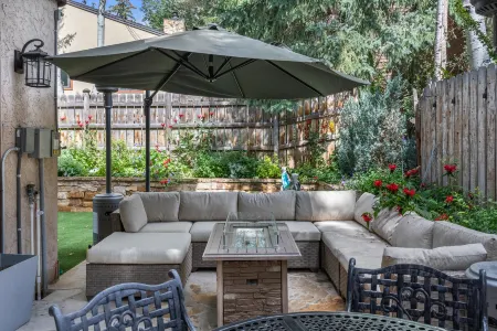 Private Hot Tub and Spacious Outdoor Oasis - Stunning Retreat Отели в г. Игл-Вейл