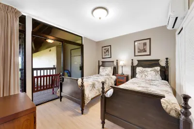 Modern upper-floor condo w/central A/C, lanai, W/D, and outdoor pool