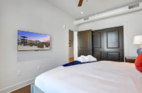 Shared Rooftop and Stylish Comforts - Contemporary Retreat