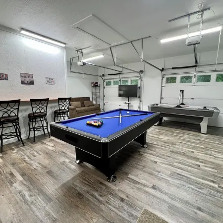 Spacious Cabin on Little Mo River!! Game Room! Relax & Have Fun! 4 Bed, 4.5 Bath
