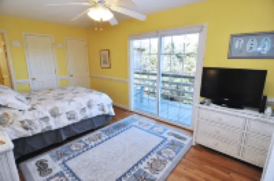 Charming Villa with Sunset Decks and Whirlpool Tub - Inviting Escape