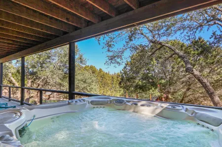 Scenic Lake Views and Cozy Hot Tub - Charming Hill Country Retreat Отели в г. Комаль