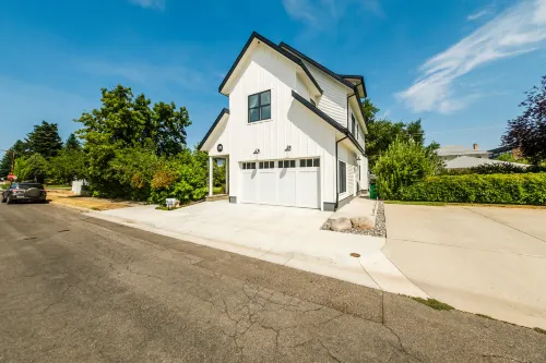 Modern Kitchen, Fire Pit and Spacious Living Area - Charming Haven