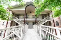 Spacious Living Area and Indoor Pool Access - Charming Golf Retreat 布蘭森住宿飯店