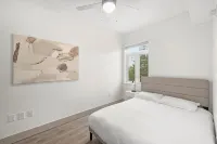 Spacious Apt in Uptown w/Balcony Hotels near Pier 1