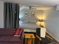 Ski Lift Access, Pool, Sauna, Hot Tub - Spacious Inviting Studio