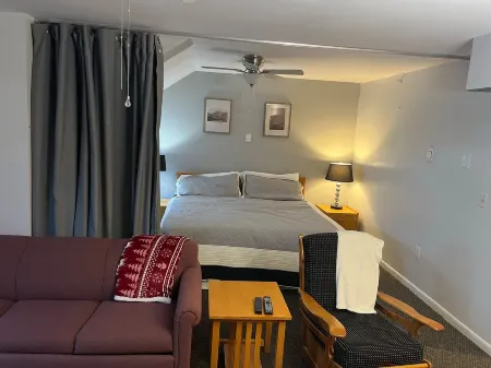 Ski Lift Access, Pool, Sauna, Hot Tub - Spacious Inviting Studio