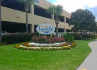 Beachfront Views and Gourmet Kitchen - Stunning Coastal Retreat Hotels in Lower Grand Lagoon