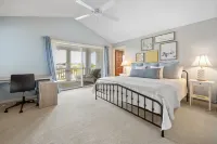 Stunning Villa with Poolside Access and Modern Amenities - Exquisite Escape