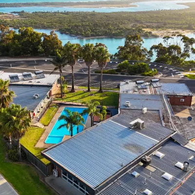 Ocean Views Motel Lakes Entrance Hotels near Koonwarra Family Holiday Park