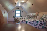 Short Walk to Beach and Shops with Grill and Wifi - Charming Retreat