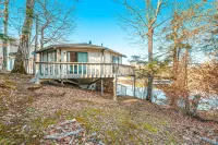 Classic roundhouse next to ski lodge w/panoramic view, retro fireplace & balcony Hotels in Avery County