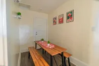 Spacious 3BDR/4Bed apartment with King + Queen beds, WiFi, AC in Downtown Salem