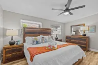 5 Bedrooms - Spacious - 7 Kayaks - Firepit - 2 mins to Rogers Park - KING beds