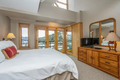 Condo with hot tub & pool - prime ski-in/out location