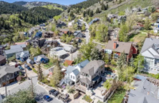 Walk to skiing and Main, Spectacular Old Town 4br Modern Home, Hot Tub, Fireplace, Outdoor firepit