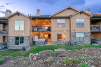 Mountain Retreat with Hot Tub and Sweeping Views - Tranquil Haven Hotels in Wasatch County