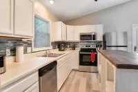 Comfortable South Asheville Townhome Hot Tub Hotels in Arden