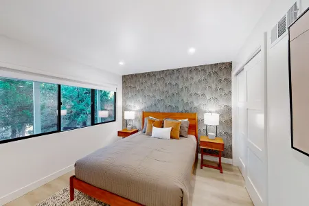 The Snow White Отели рядом с достопримечательностью «Church of the Woods»