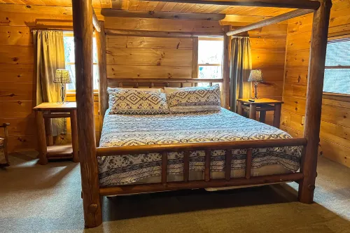 Picture-perfect cabin with private hot tub, deck space, fireplace, & more Hotel di Cherry Log
