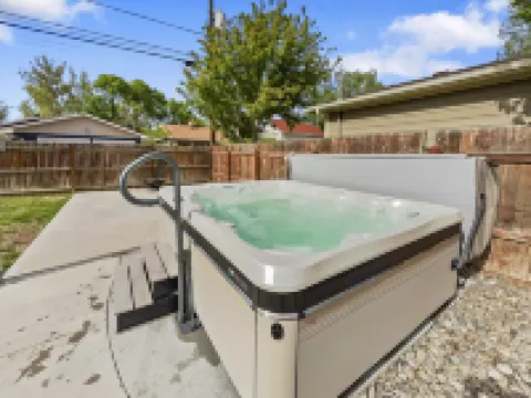 Charming Cottage with Hot Tub and Spacious Backyard - Cozy Retreat