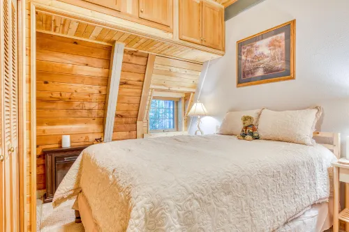 Adorable cabin w/fast WiFi, nearby river access, gas grill, wood stove, firepit Hotels in Mt Hood Village