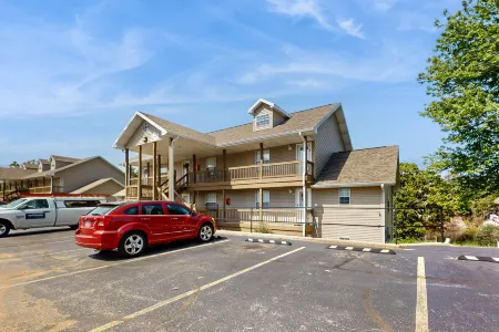 Single-level condo with screened patio & pond views