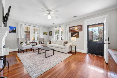 Modern Amenities Near University and Attractions - Stylish Haven