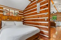 Creekside Vibes - 1 Bedroom Cozy Cabin w/ Outdoor Fire Pit + Pet Friendly!