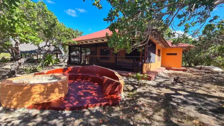 Charming 2-bed Cottage in Bodo, a Fishing Village Отели в г. Мсамбуэни