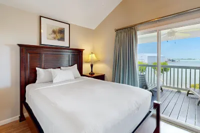 Oceanfront townhouse with a furnished deck, balconies, AC, & washer/dryer Hotels near Conch Keys