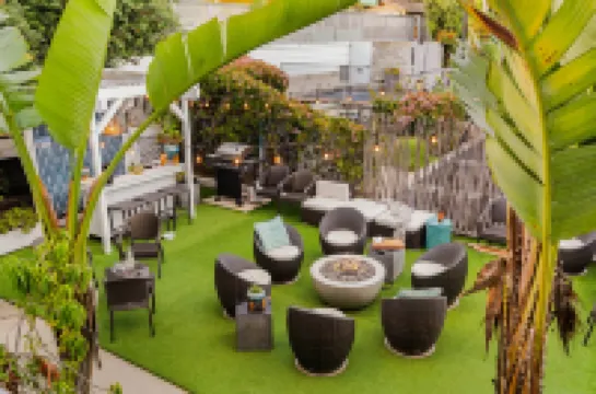 Charming Coastal Retreat with Lounge Access and Full Kitchen - Inviting Escape