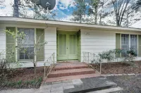 4Br City Retreat w/ Fire Pit, BBQ & Free Parking Hotels in Jackson