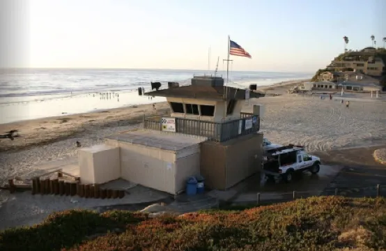 Fresh & Walkable Bright Beach Bungalow