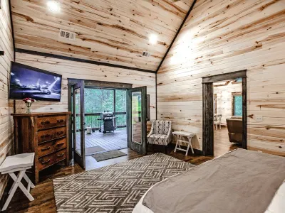 Chic Hideaway - Outdoor Fireplace, TV, Hot Tub فنادق في McCurtain County