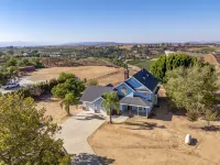 Breathtaking Vineyard Views and Hot Tub - Charming Retreat