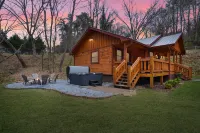 Stunning Retreat - Mountain Views, Hot Tub, Firepit Hotels in East Ellijay