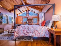 Romantic Cabin | Fireplace & River Sounds | Hiking 鄰近Lotions and Potions的酒店