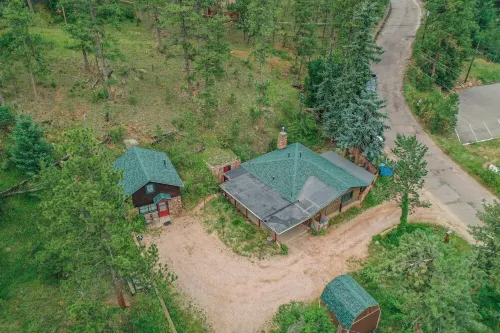 Charming 2-bedroom cabin in gorgeous Cascade with Wifi and hot tub