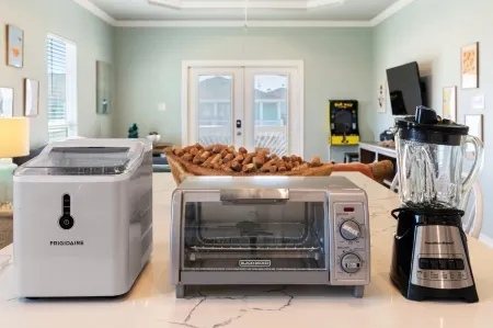 Beach Oasis: Hot Tub, Outdoor Movies, Ping Pong, Putt-Putt, Steps to Sea