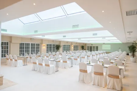 Sercotel Carlos III Отели рядом с достопримечательностью «Escultura de Carlos III»