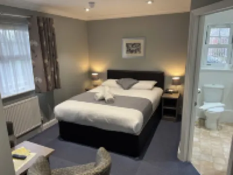Corner House Hotel Gatwick with Bookable Holiday Parking