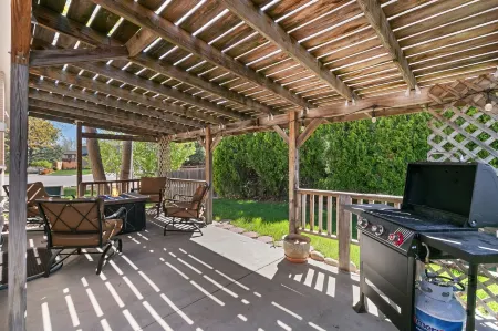 Charming Home with RV Parking - 30 Miles from Rmnp!