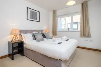Tailored Stays - Cambridge City Duplex Apartments - Balkon