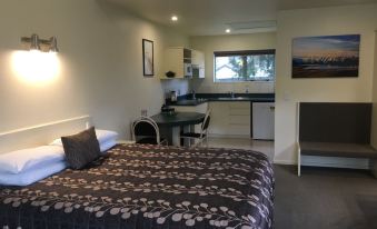 Colonial Manor Motel