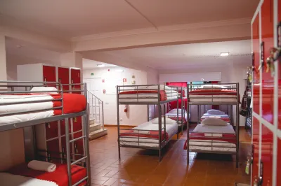 Help Yourself Hostels - Carcavelos Coast Hotel in zona Aeroporto di Tires