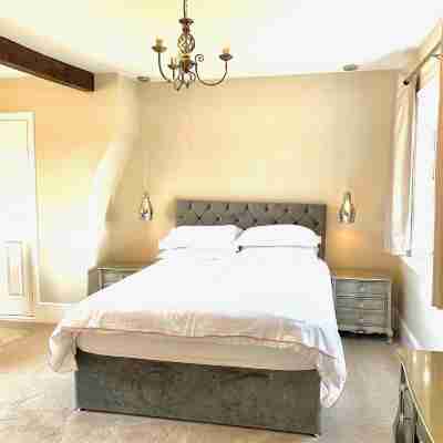 The Farmhouse - Sleeps 12 with Private Grounds Rooms