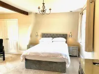 The Farmhouse - Sleeps 12 with Private Grounds - 3-Star